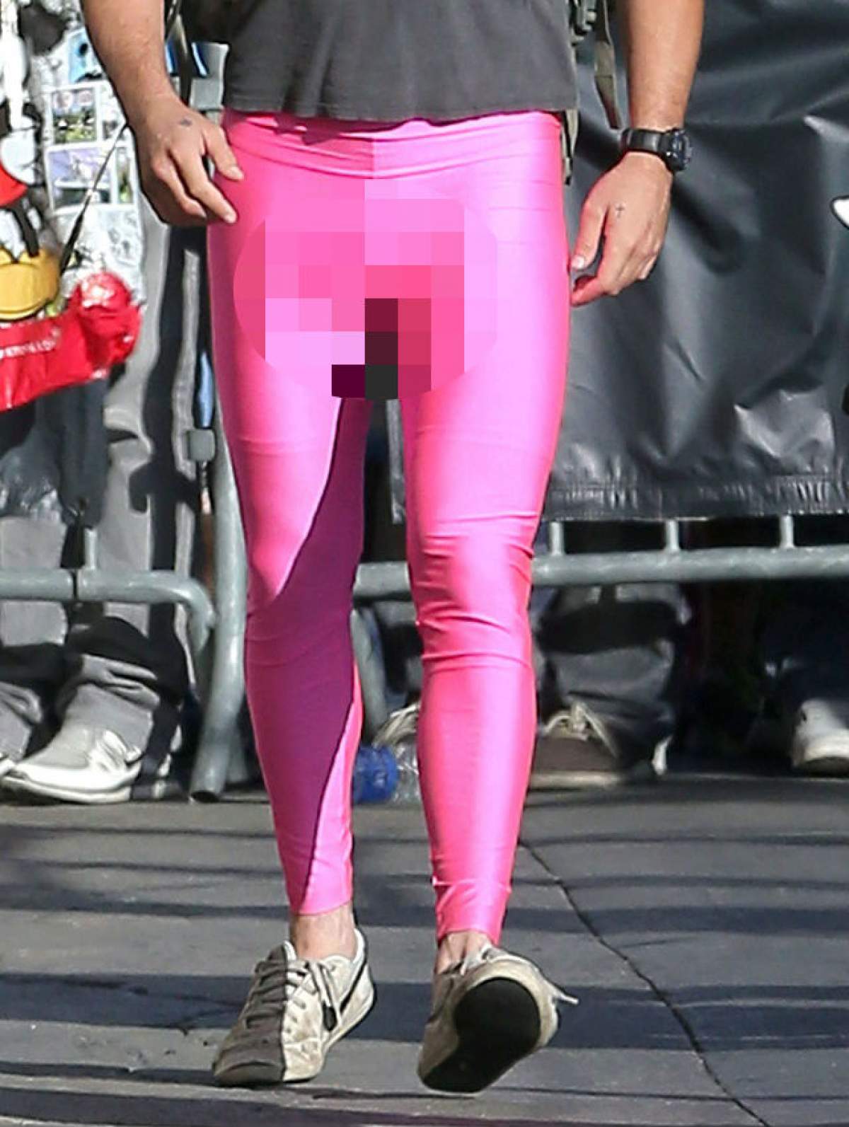 FOTO / Un actor celebru a ieşit din casă în colanţi roz! "Bărbăţia" sa a atras privirile indiscrete ale femeilor