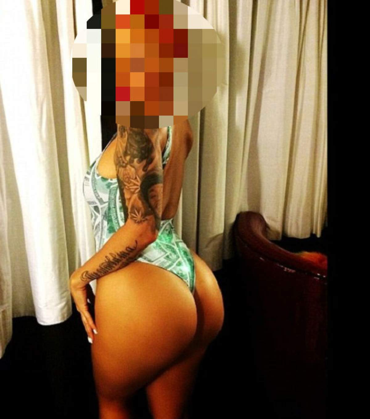 Posteriorul ţi-a captat toată atenţia? Stai să vezi ce are Amber Rose, pe cap