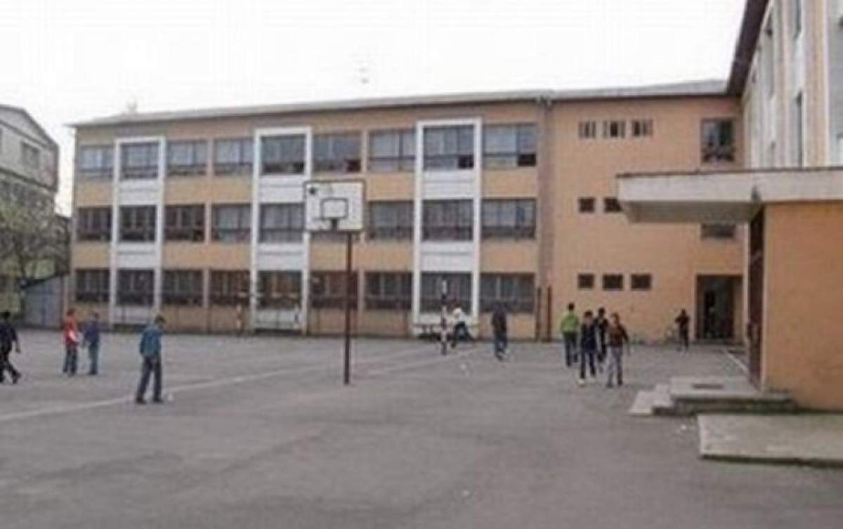 CAZ ŞOCANT! O elevă s-a urcat într-un copac în curtea şcolii şi a ameninţat că se sinucide