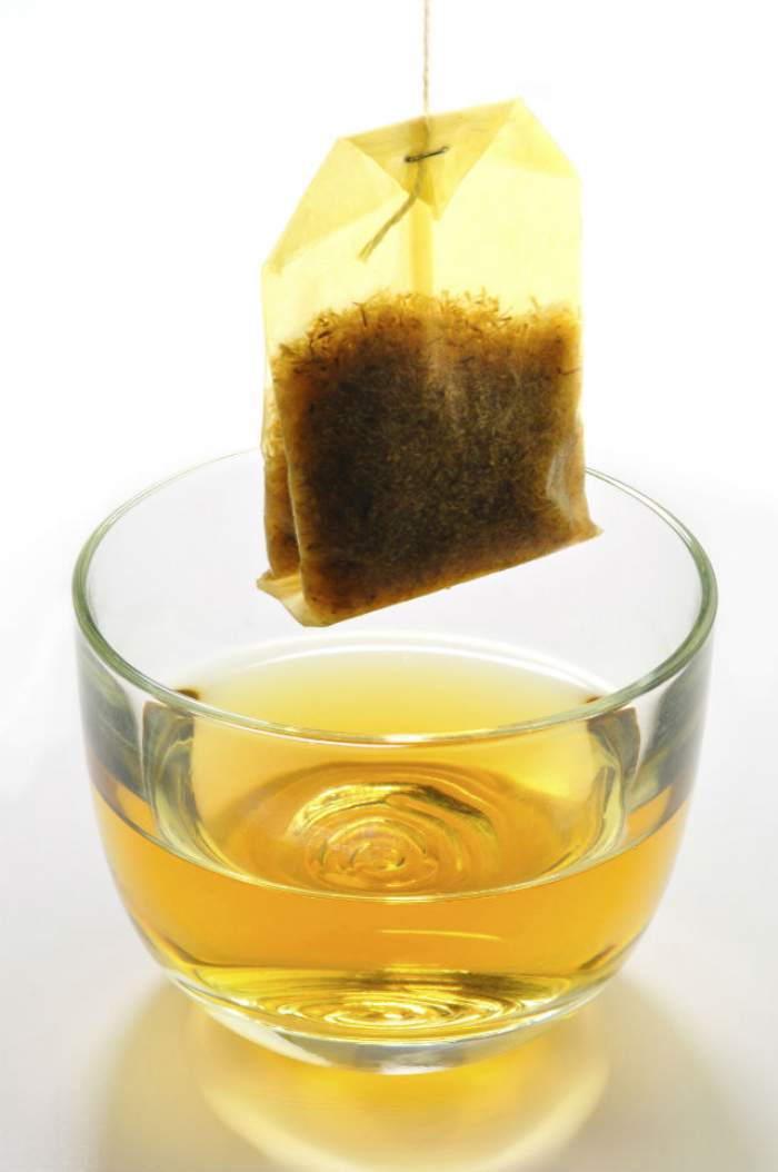 Ştiai că pliculeţele de ceai folosite pot degresa vasele murdare? 5 întrebuinţări ciudate ale florilor de ceai