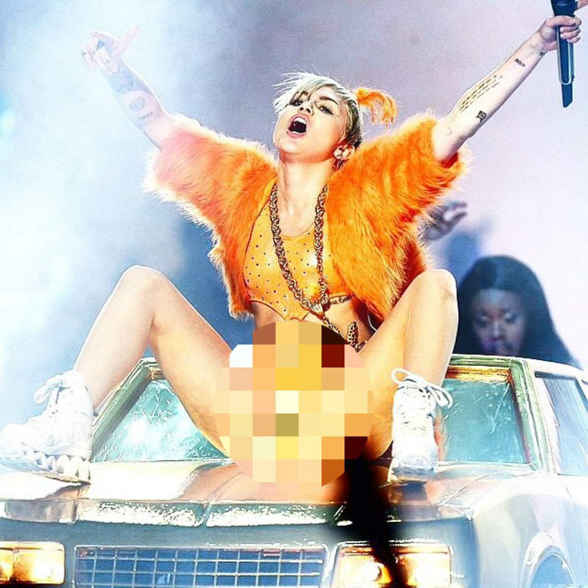 Miley Cyrus a făcut-o şi pe asta! Şi-a depărtat picioarele pe scenă şi a arătat tot
