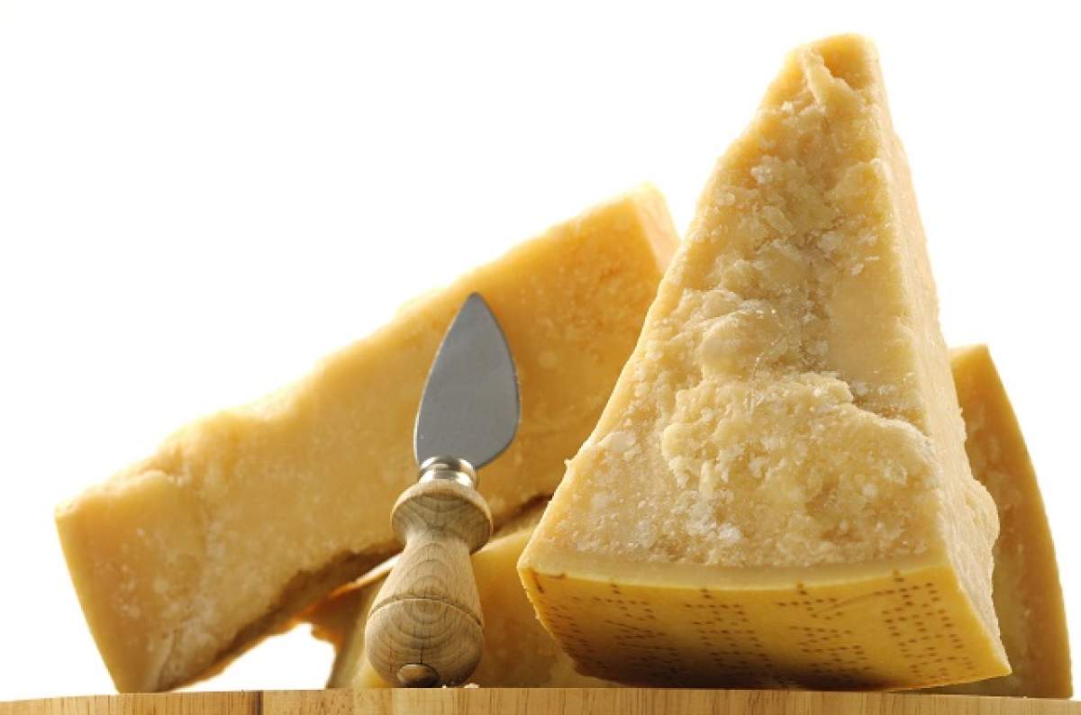 Credeai că îngraşă, dar e foarte SĂNĂTOS! Beneficiile neştiute ale parmezanului
