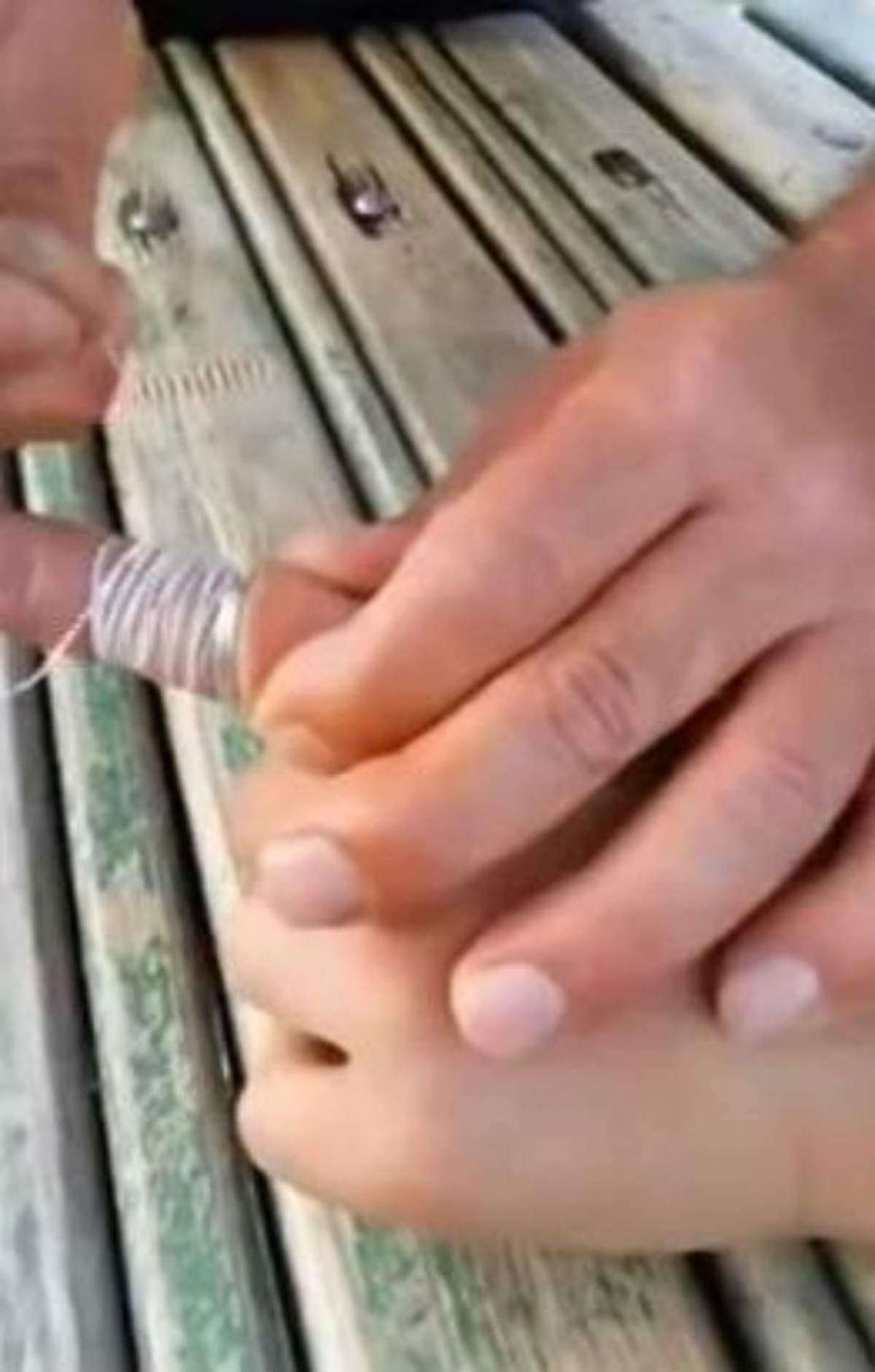 VIDEO / Foarte tare! Cum să îţi scoţi un inel care a rămas blocat pe deget, fără să apelezi la apă şi săpun?