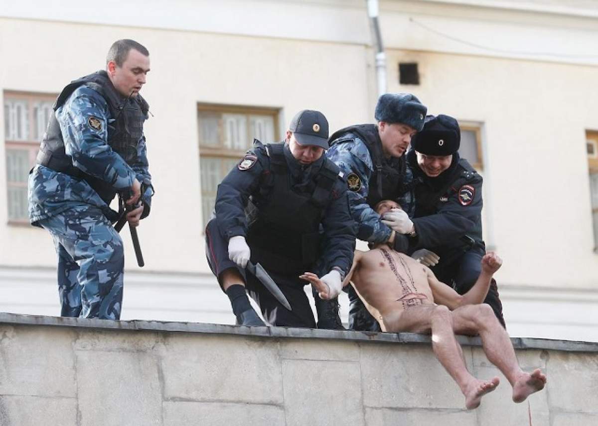 S-a dezbrăcat şi şi-a tăiat urechile! Ce l-a determinat pe un bărbat să recurgă la gestul extrem