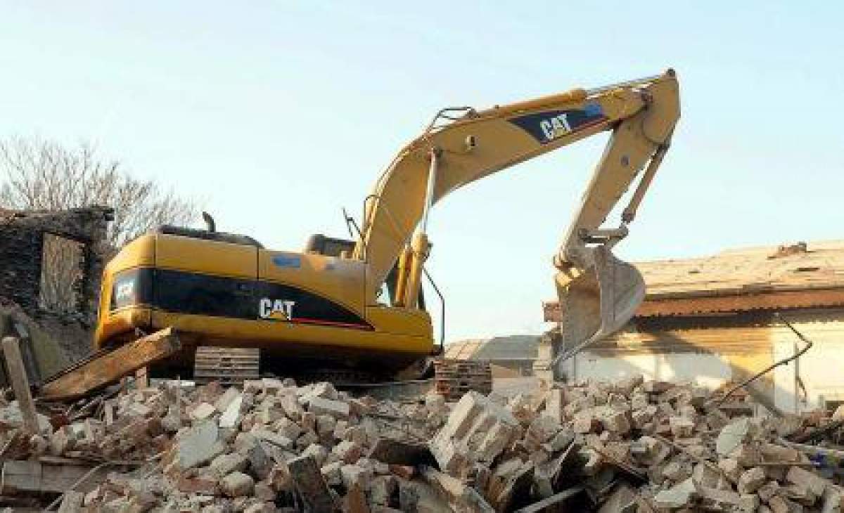 Tragedie în Covasna! Patru persoane au murit, iar două au fost rănite după ce o maşină a lovit un excavator