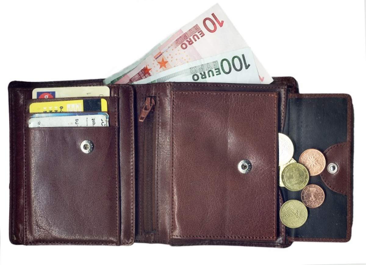 Un bătrân a găsit un portofel în care se aflau 8.400 de euro şi a plecat cu el acasă. Ce a urmat te va uimi