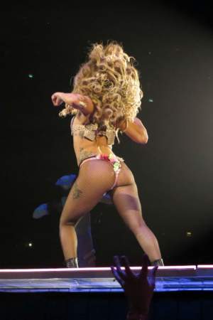 FOTO / Lady Gaga, cu fundul la vedere, simulează sex pe scenă