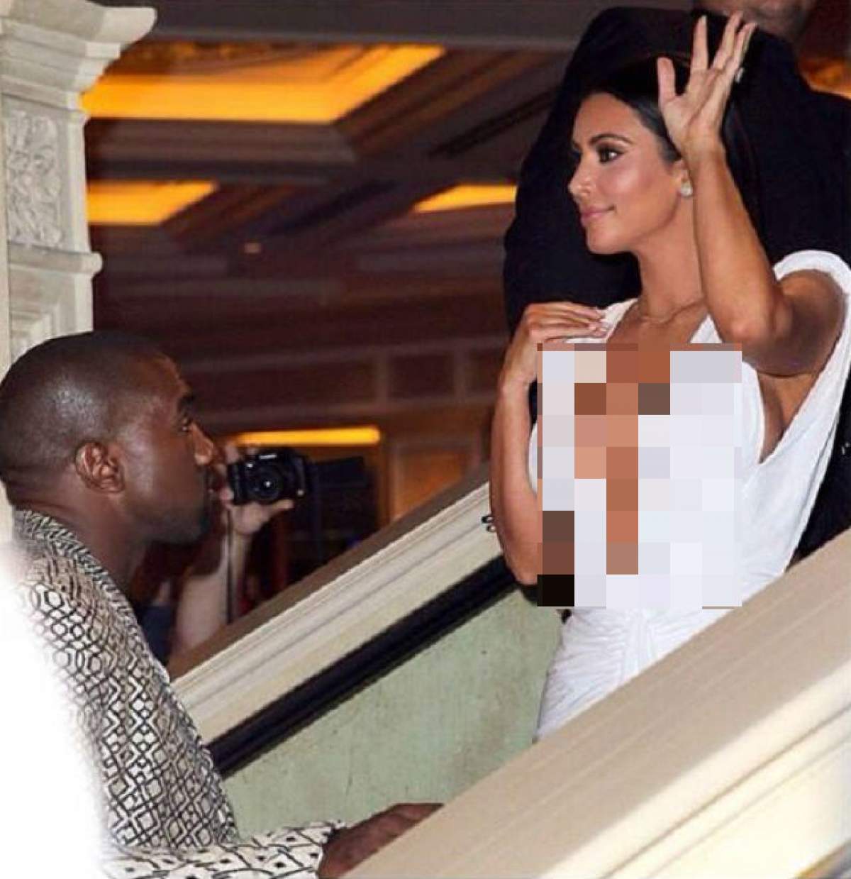 FOTO / Aproape s-a văzut tot! Kim Kardashian a purtat un decolteu ILEGAL de ADÂNC, la petrecerea ei aniversară