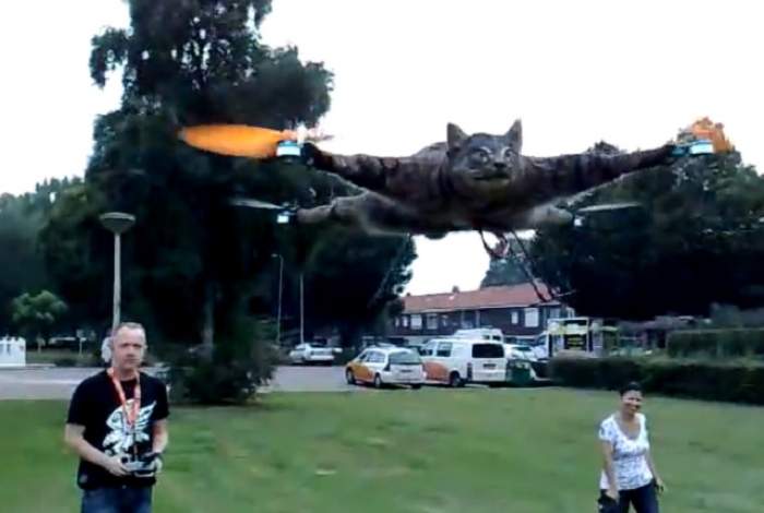 VIDEO / O pisică a fost transformată în elicopter! Filmuleţul cu felina zburătoare a făcut înconjurul Internetului