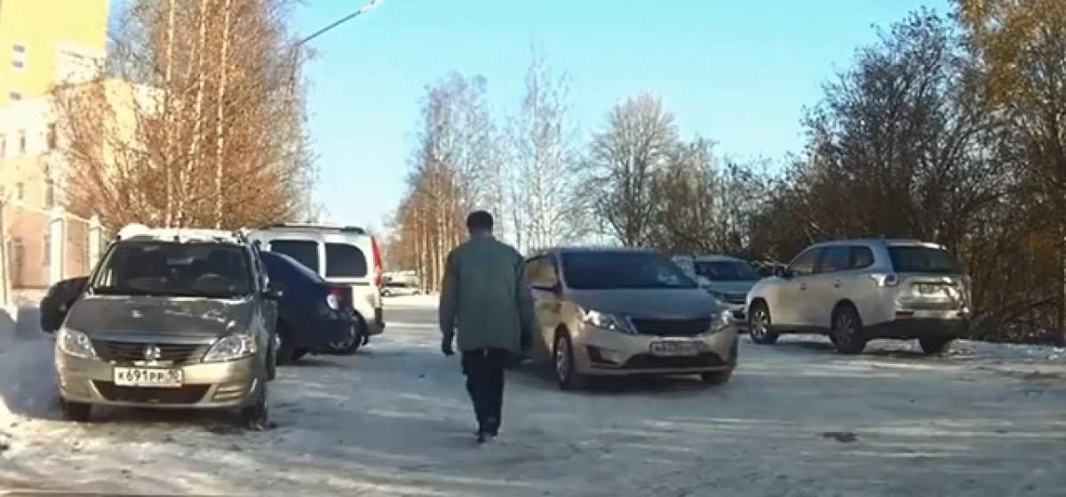 VIDEO/ Un bătrân a evitat să nu fie călcat de o maşină, dar şoferul a dat cu spatele! Ce s-a întâmplat mai departe te va şoca