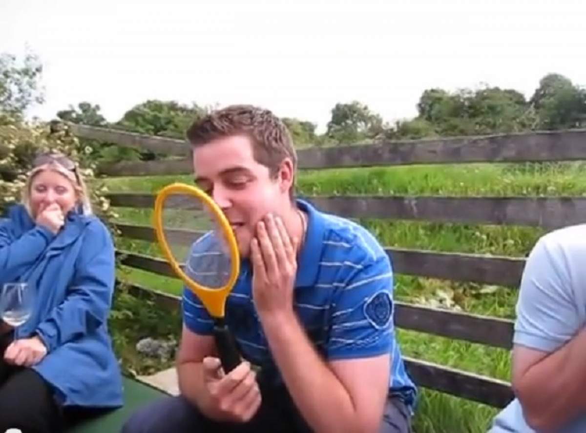 VIDEO / Au avut parte de o provocare PERICULOASĂ! Reacţiile incredibile a doi prieteni care au lins o paletă de prins muşte cu şocuri electrice