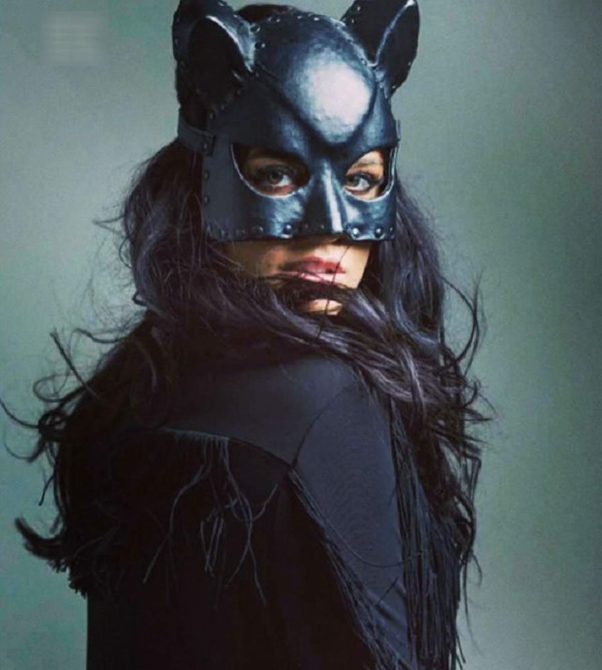 Recunoşti vedeta din spatele măştii de Halloween? E una dintre cele mai sexy artiste de la noi