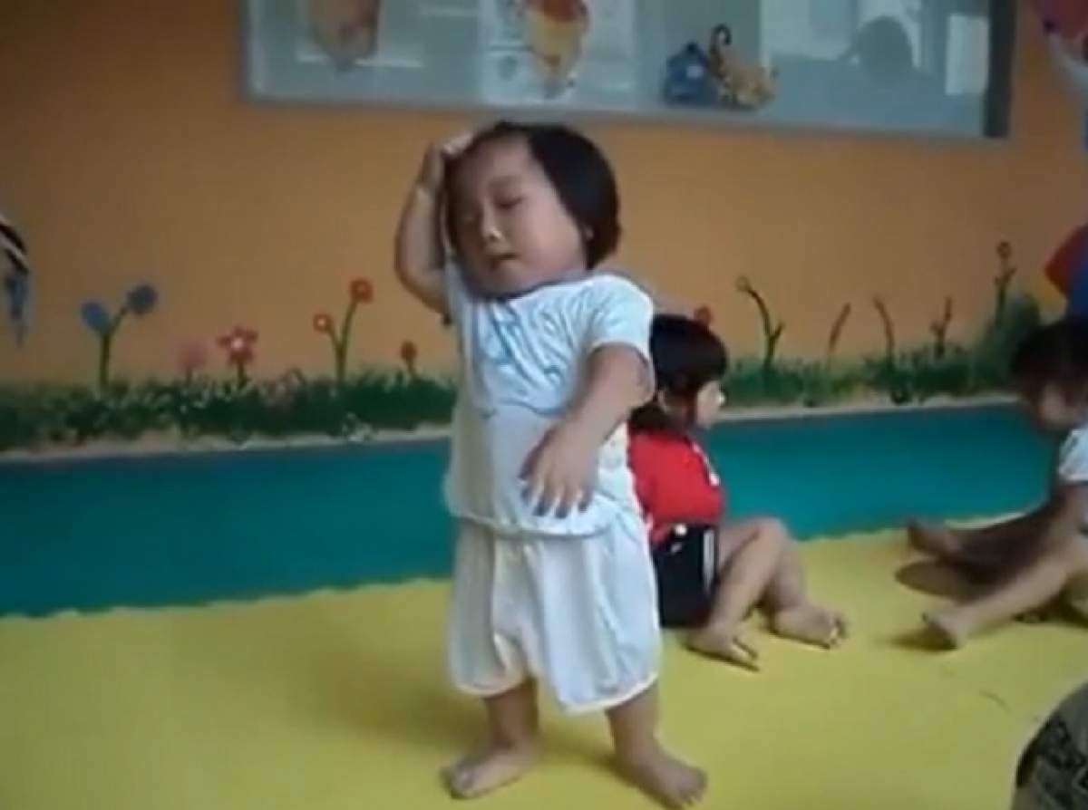 VIDEO / Acest copil a reuşit să facă ceea ce numai un animal ar fi în stare! Părinţii s-au amuzat copios
