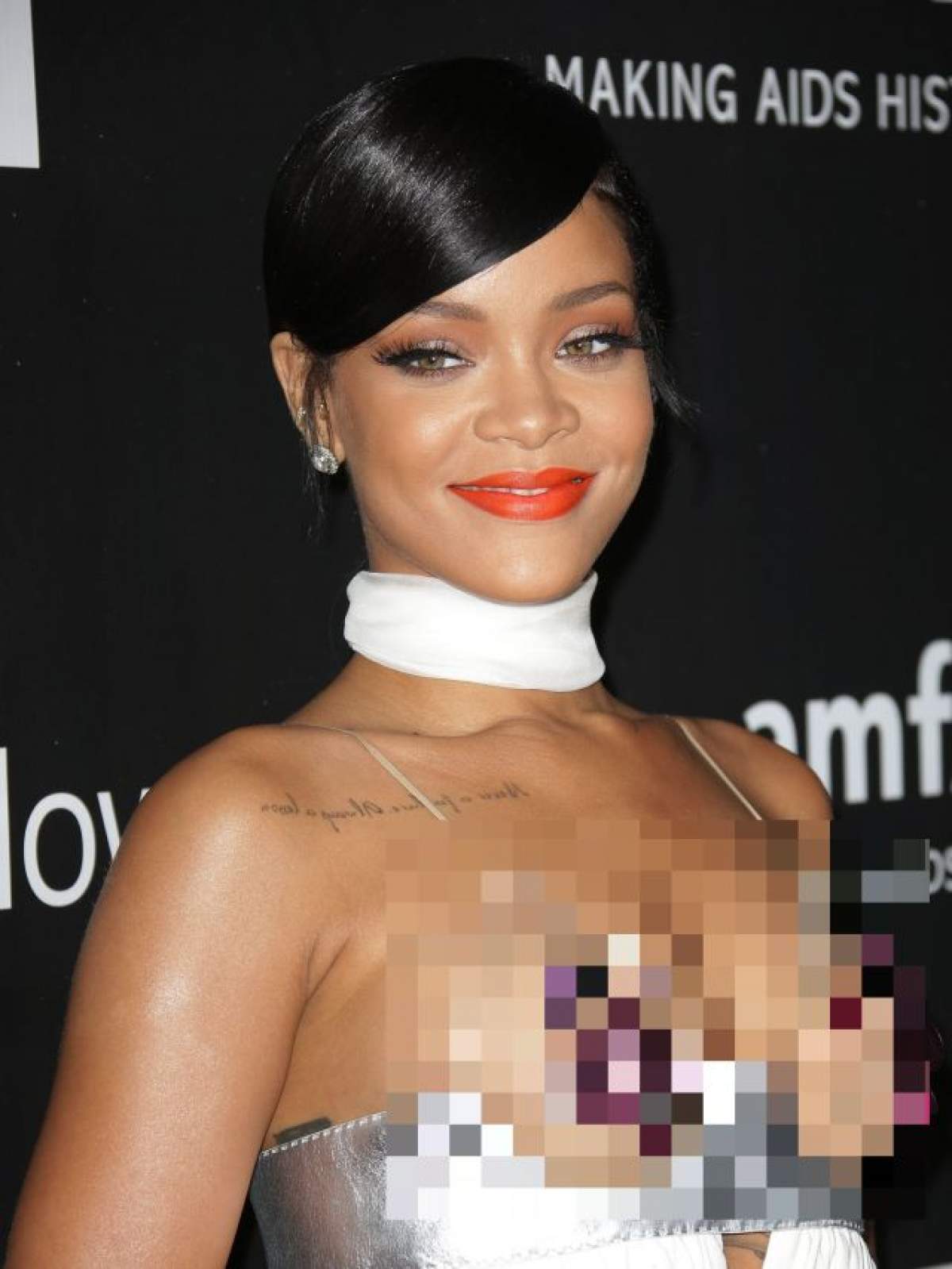 Rihanna, între sexy şi vulgar! Cum a apărut artista pe covorul roşu
