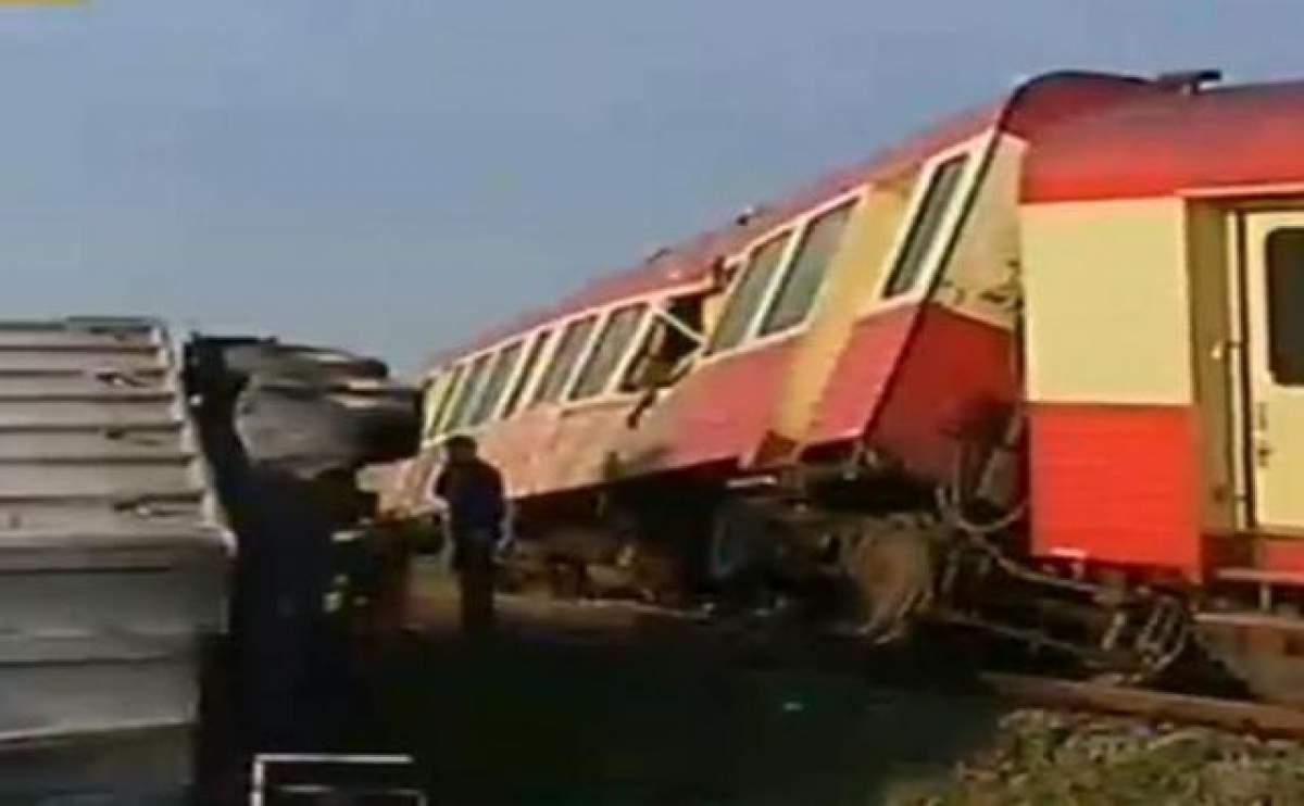 La un pas de tragedie! Tren, aruncat de pe şine după ce a fost lovit de o maşină