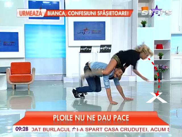 VIDEO / Rocsana Marcu şi Răzvan Botezatu s-au accidentat, în direct! S-au ales cu o cazatură în cap şi cu buza spartă!