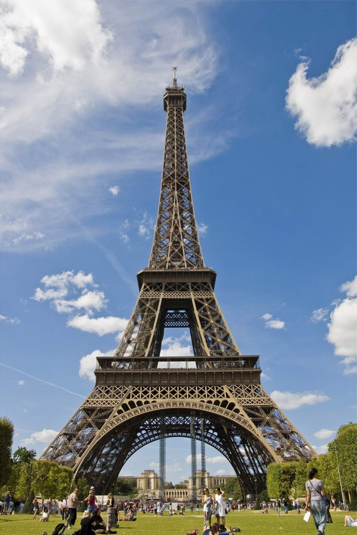 Întrebarea zilei - MARȚI: De ce se înclină vârful Turnului Eiffel cu 20 de cm