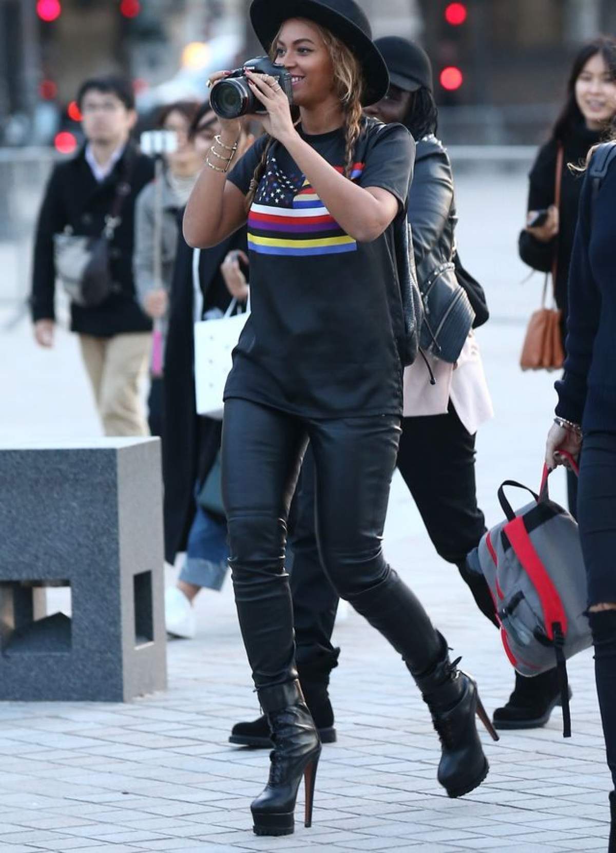 A întrecut-o chiar şi pe Lady GaGa! Cum a apărut Beyonce pe străzile din Paris
