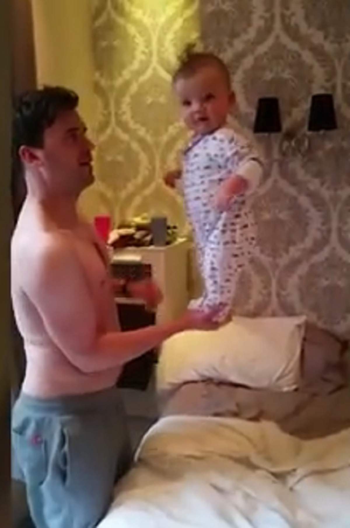 VIDEO / Un bebeluş de şase luni i-a vrăjit pe internauţi! Ce a făcut micuţul a surprins pe toată lumea