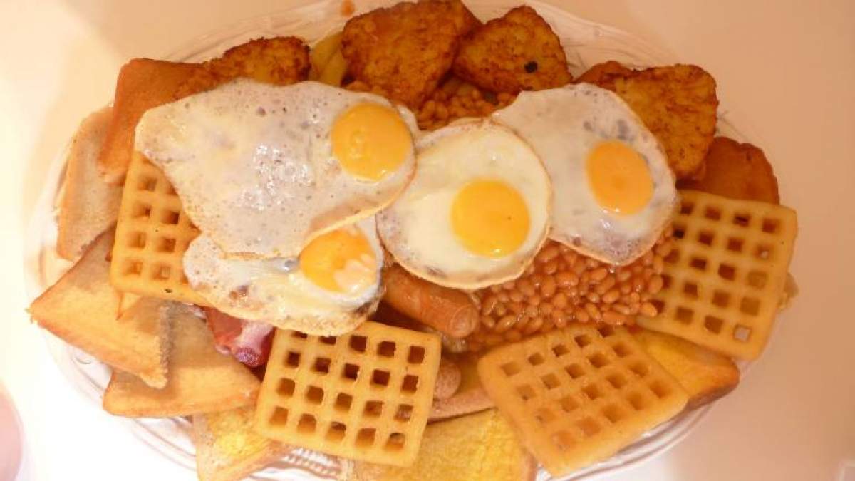 Cum arată micul dejun de 8.000 de calorii propus de un restaurant! Nimeni nu a reuşit să-l mănânce
