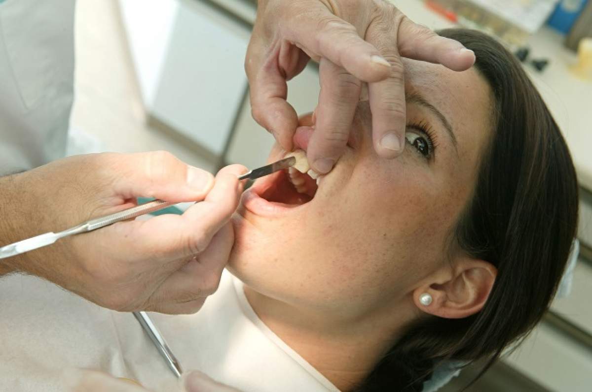 Groaznic! Un dentist este suspectat că ar fi infectat cu virusul HIV peste 20.000 de pacienţi