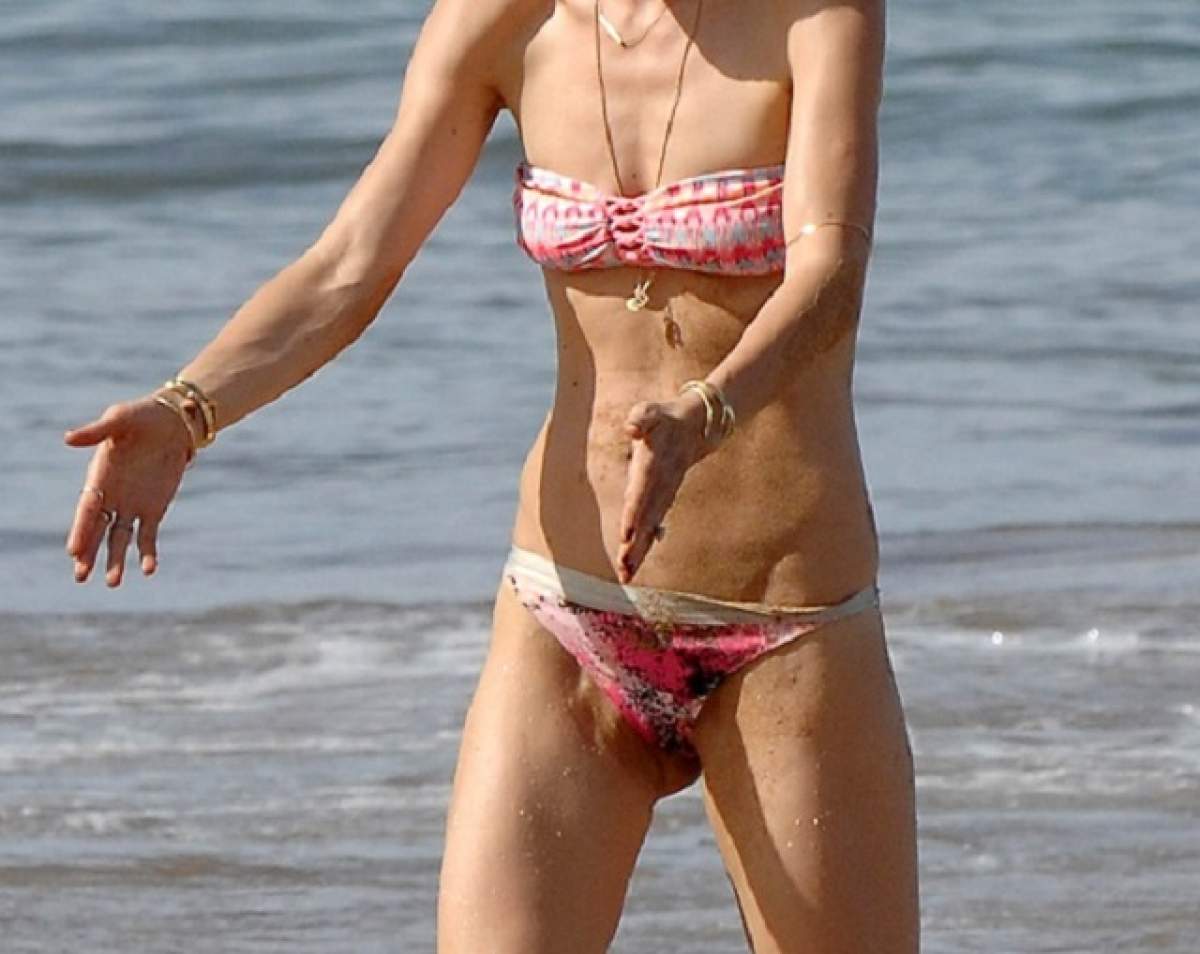 FOTO / A ajuns în pragul anorexiei? Cu pielea flască şi sânii lăsaţi a oripilat plaja