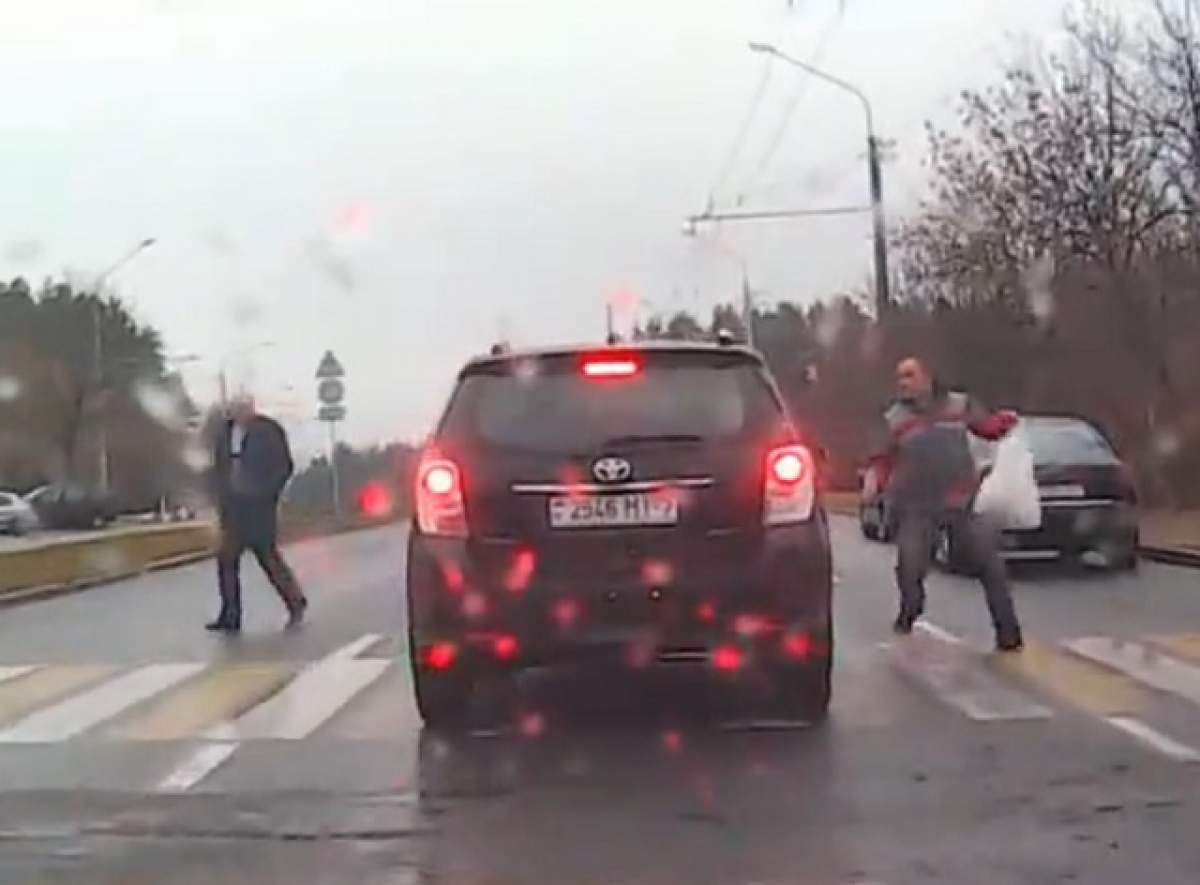 VIDEO/ O mașină a lovit un bărbat pe trecerea de pietoni! N-o să-ți vină să crezi cum a reacționat când și-a revenit