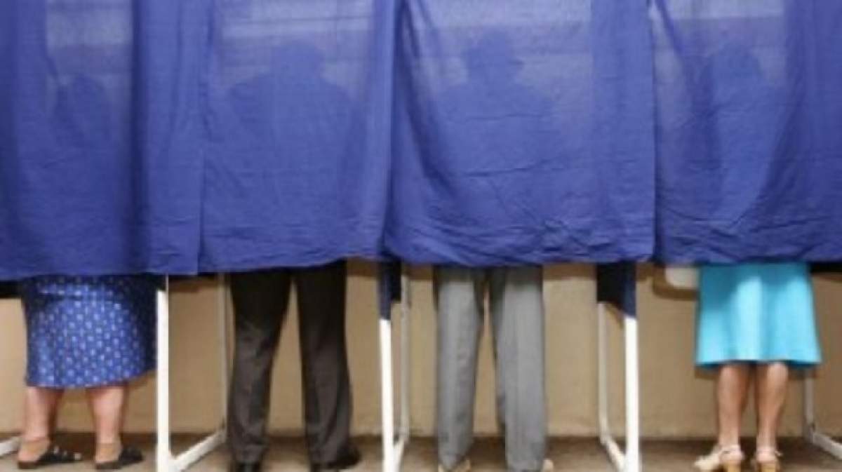ALEGERI PREZIDENŢIALE 2014 / Incidente la VOT! Un bărbat s-a ales cu dosar penal pentru că şi-a fotografiat votul