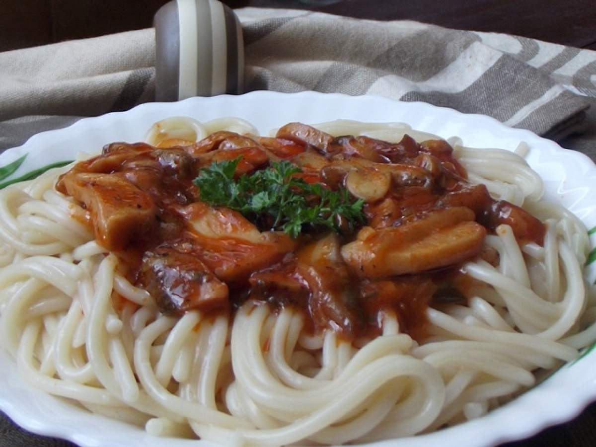 REŢETA ZILEI - LUNI: Spaghete cu sos de ciuperci