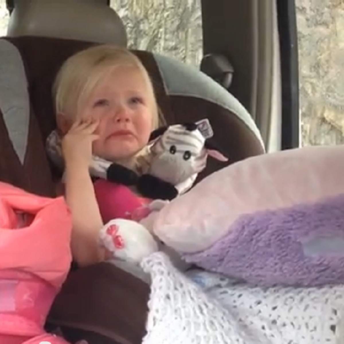VIDEO / Nu-ţi vei imagina niciodată de ce plânge această fetiţă! Reacţia ei a surprins o lume