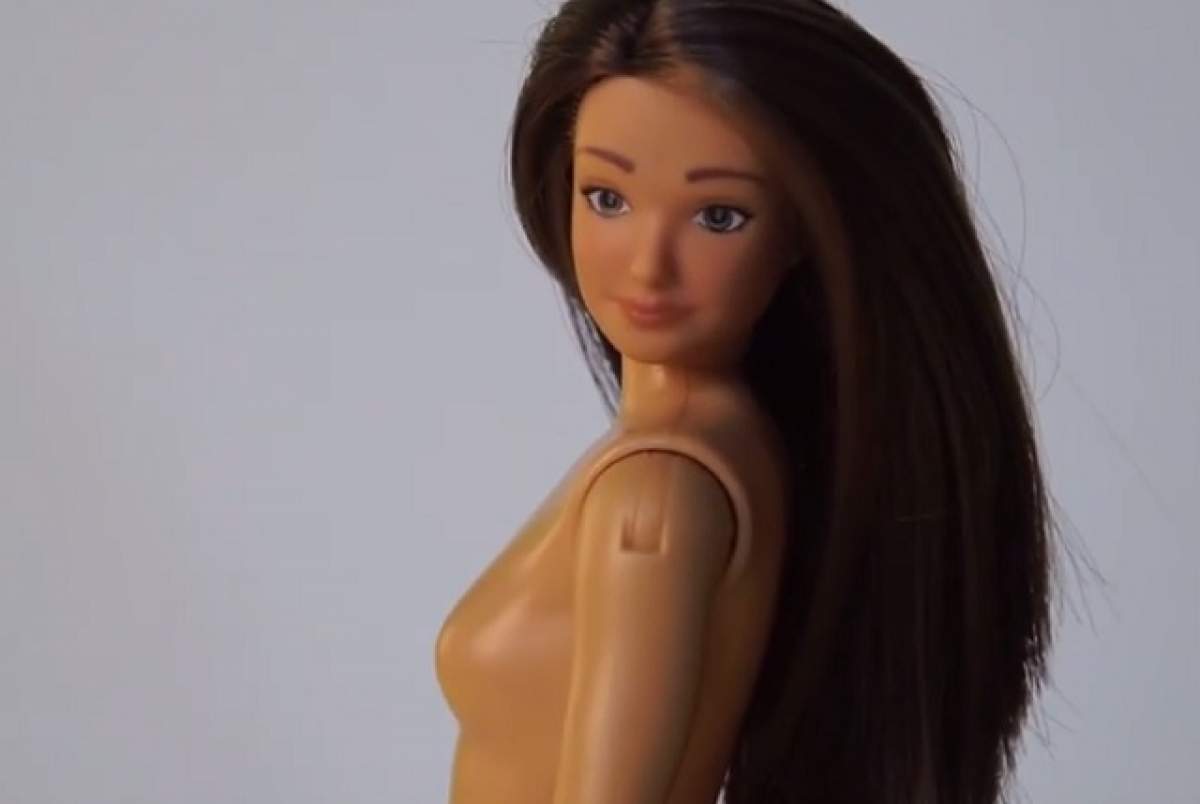 VIDEO / S-a inventat o nouă păpuşă BARBIE! Are celulită, acnee şi o cu totul altă siluetă