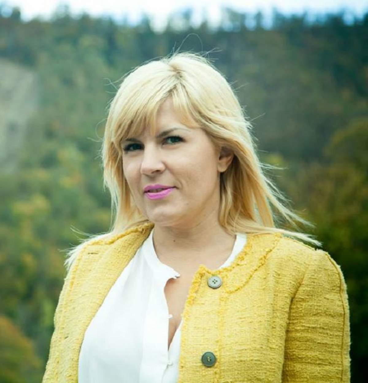 Elena Udrea, elegantă în ziua votului! Ce ţinută a purtat când s-a prezentat la urne