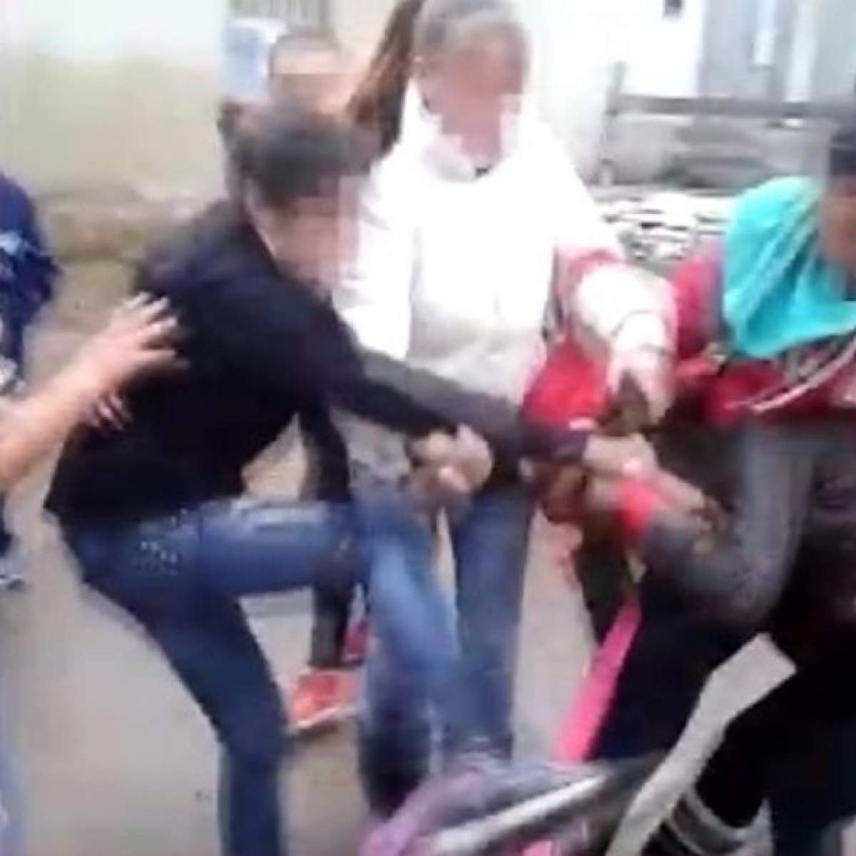 VIDEO / Imagini de groază! Două fete de liceu s-au bătut mai ceva ca-n ringul de box