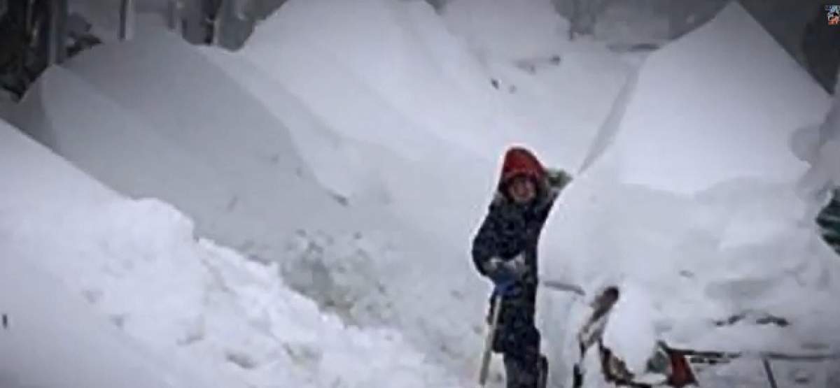VIDEO / În câteva ore a nins cât pentru toată iarna. Stratul de zăpadă are peste 2 metri. 20 de oameni au murit deja