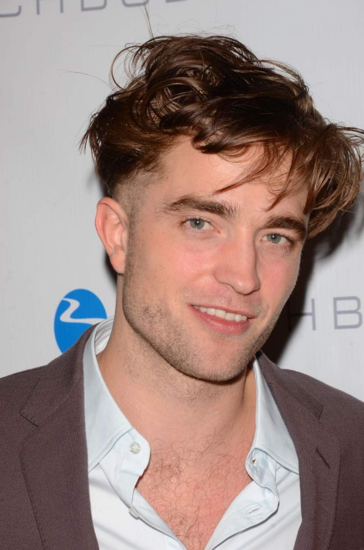 Robert Pattinson, atingeri interzise în public! Ce i-a făcut iubitei sale de faţă cu toată lumea