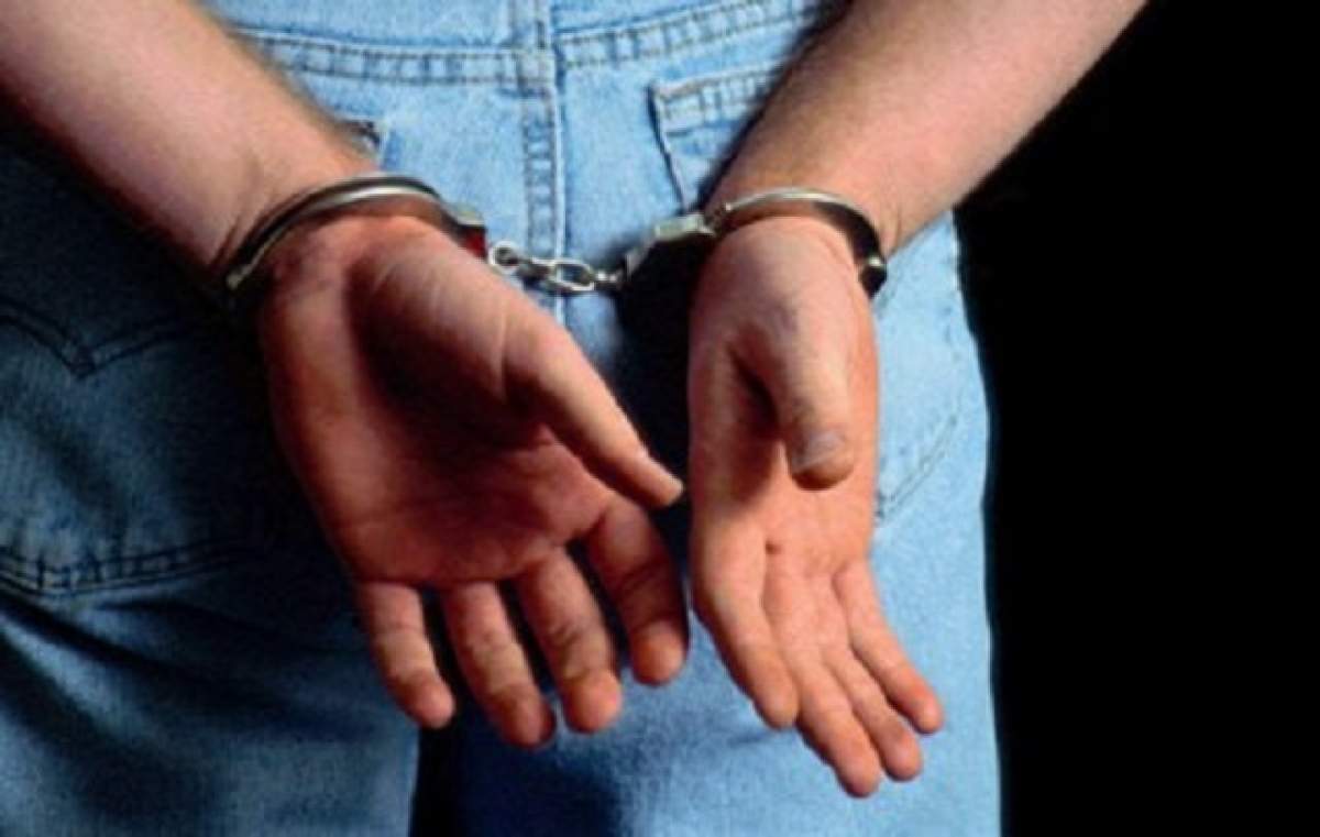 Caz şocant! Un adolescent a fost arestat, după ce mama lui l-a reclamat la poliţie că se masturba! Ce pedeapsă riscă băiatul