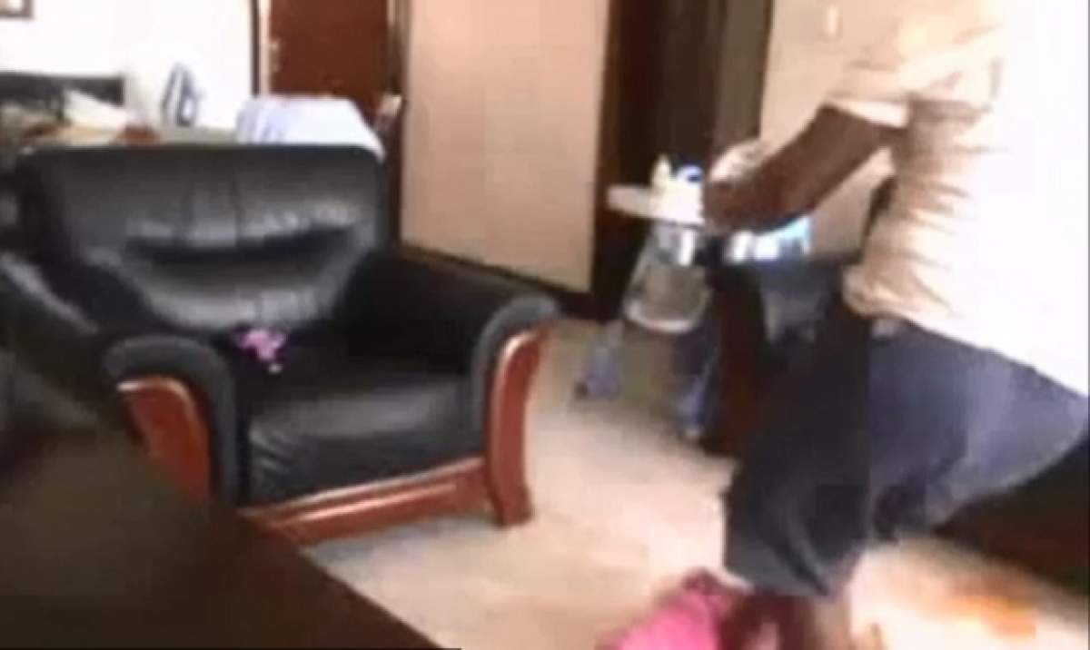 VIDEO / Şocant! O dădacă loveşte cu bestialitate un copil de 2 ani