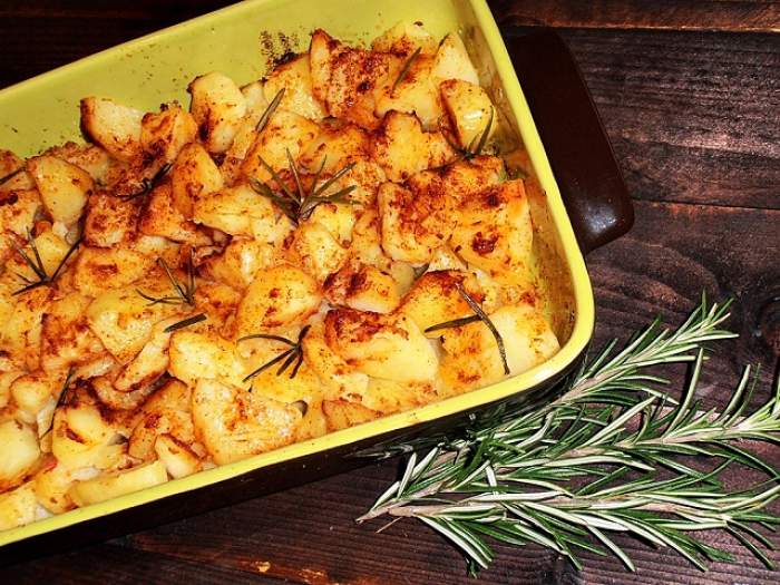 REŢETA ZILEI - MIERCURI: Cartofi la cuptor cu boia şi rozmarin! O propunere de post, rapidă şi delicioasă