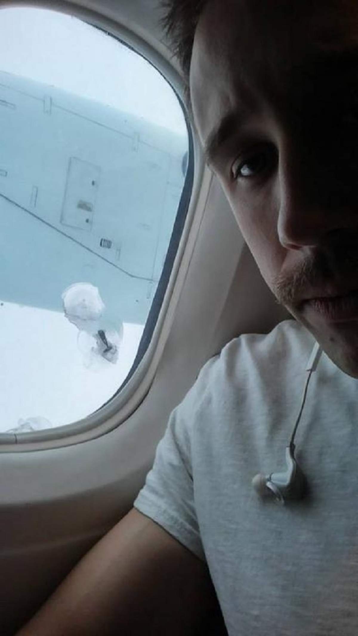 Se afla în avion şi a încremenit când s-a uitat pe fereastră! Ce a văzut acest tânăr l-a şocat până şi pe pilot