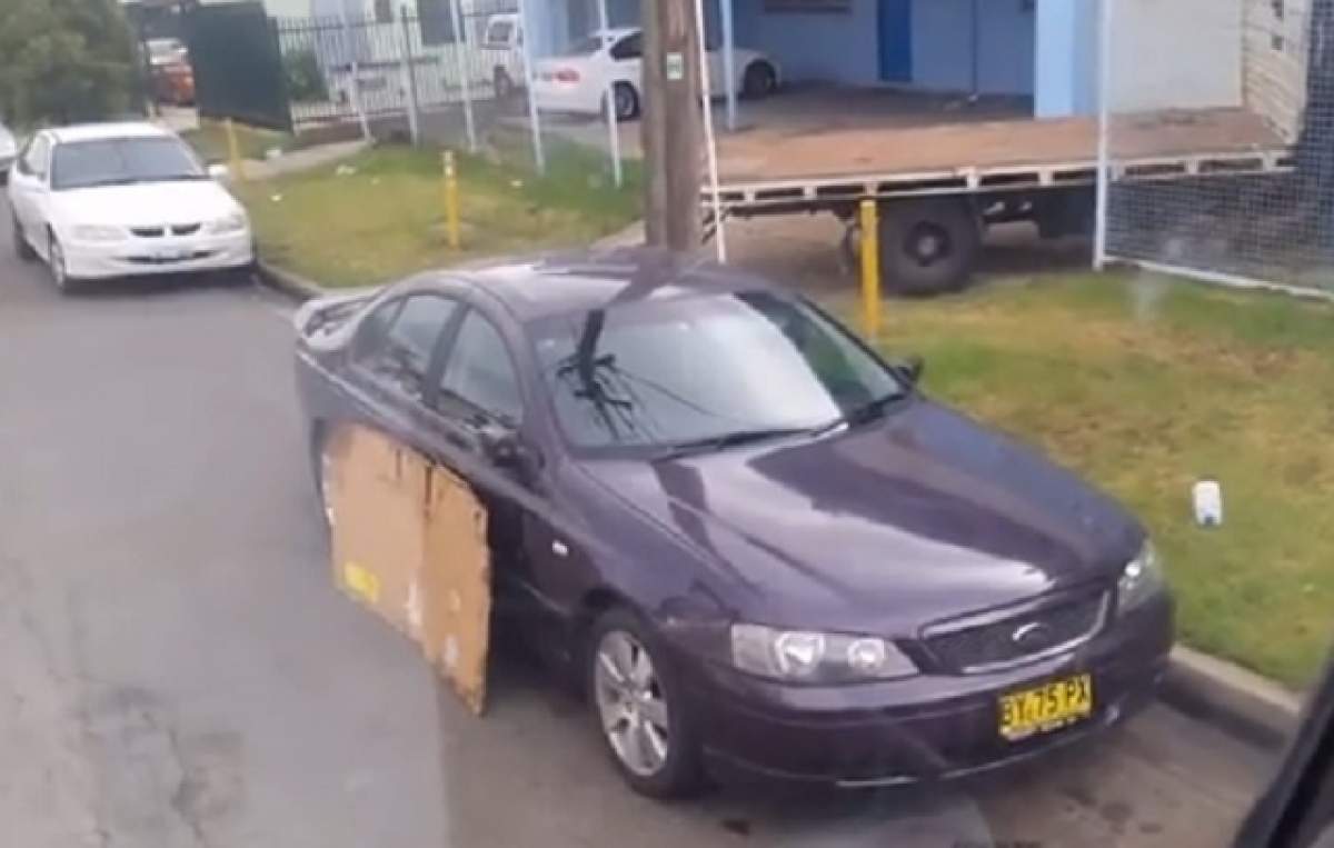 VIDEO / De tot râsul! Cum a mutat un bărbat o maşină parcată fără să se urce în ea