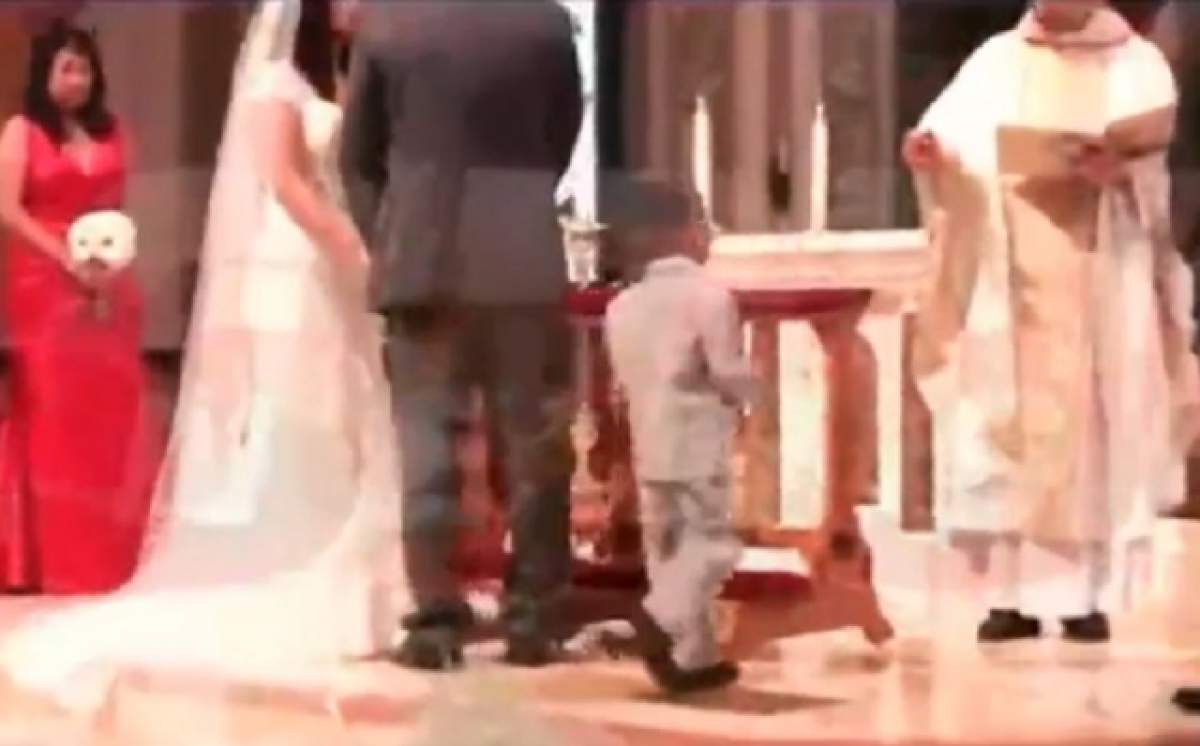VIDEO / Ar râde şi Dumnezeu! Ce i-a făcut un copil unui preot, în timpul unei slujbe religioase