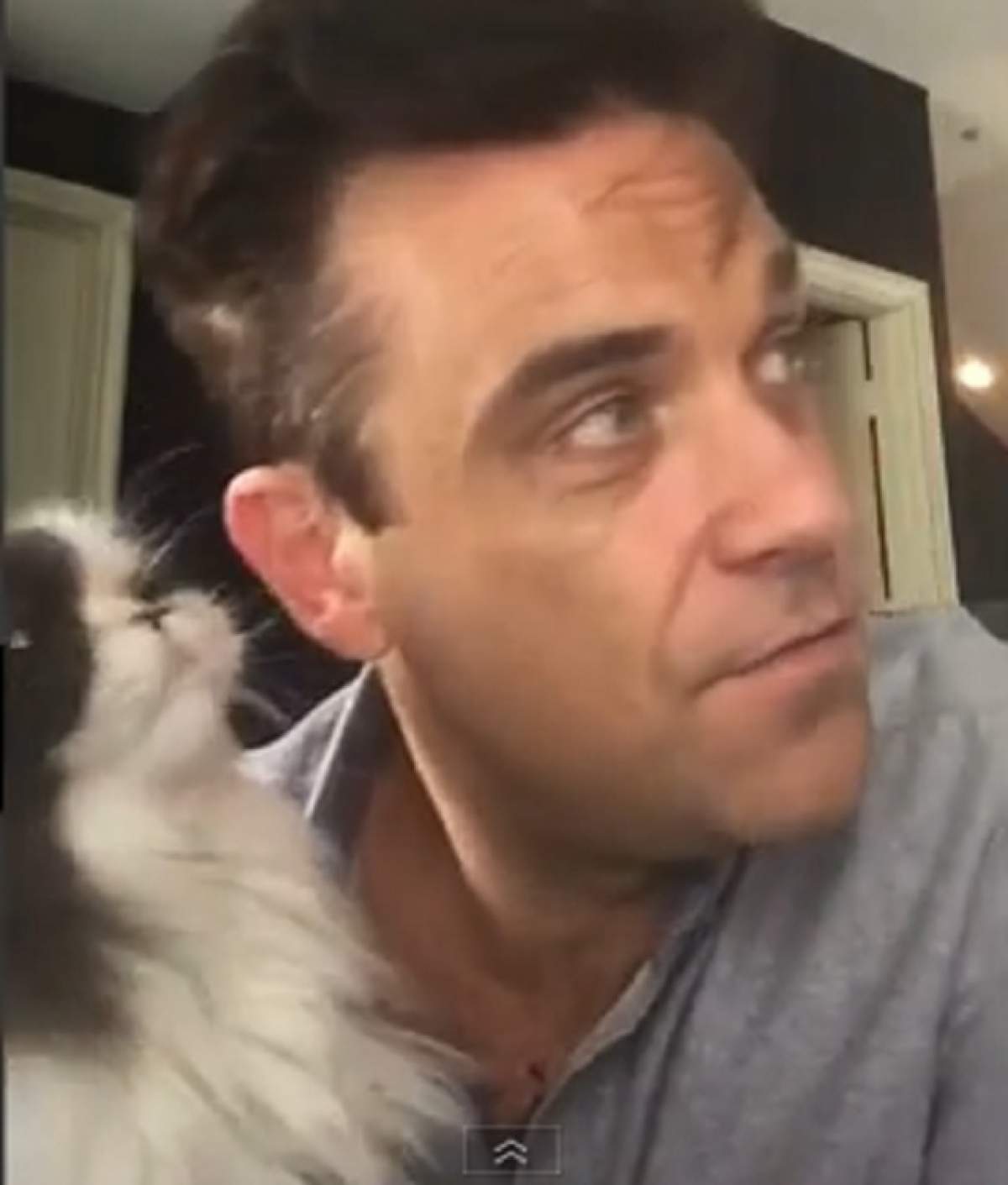 VIDEO / A întrecut MĂSURA? Robbie Williams le-a arătat fanilor fundul! Şi nu, nu avea chiloţi!