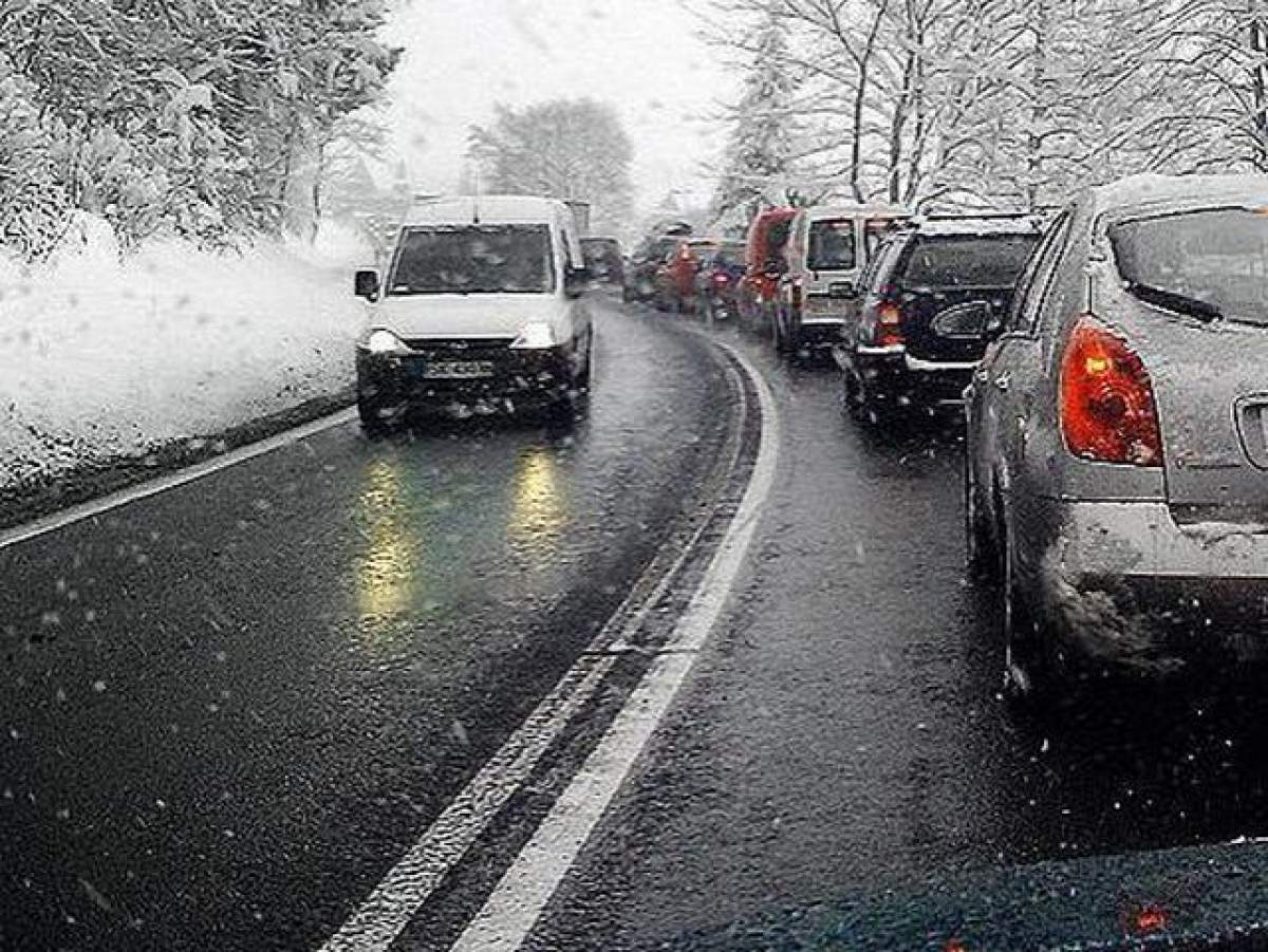 Mare atenţie dacă plecaţi la drum! Administraţia Naţională de Meteorologie a emis COD GALBEN DE POLEI pentru mai multe judeţe!