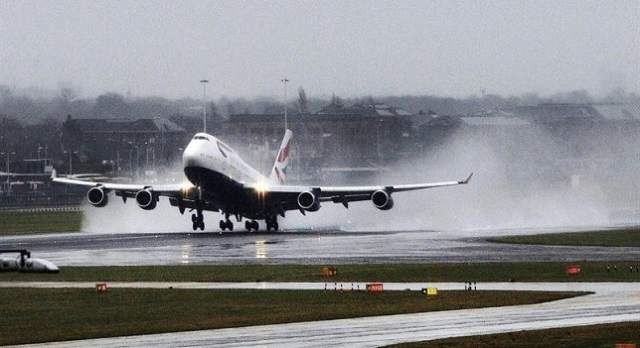 PANICĂ! AMENINŢARE cu BOMBA într-un avion!