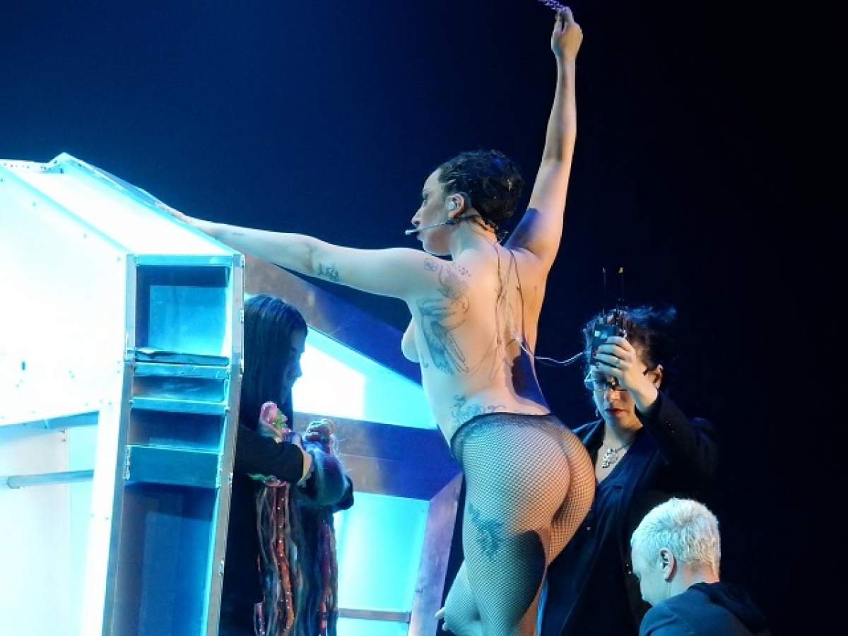 VIDEO/ Lady Gaga, concert în sânii goi la Viena! Adevărul despre bustul vedetei: are sau nu sânii lăsaţi?