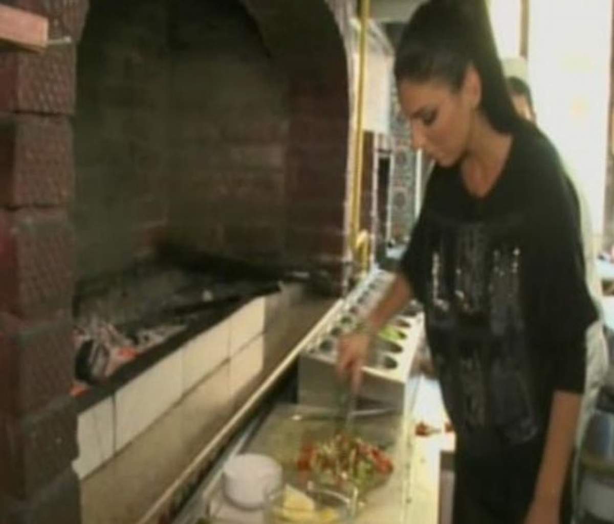 Andreea Tonciu se apucă de gătit specialităţi turceşti! Cum arată bărbatul care i-a luat minţile brunetei
