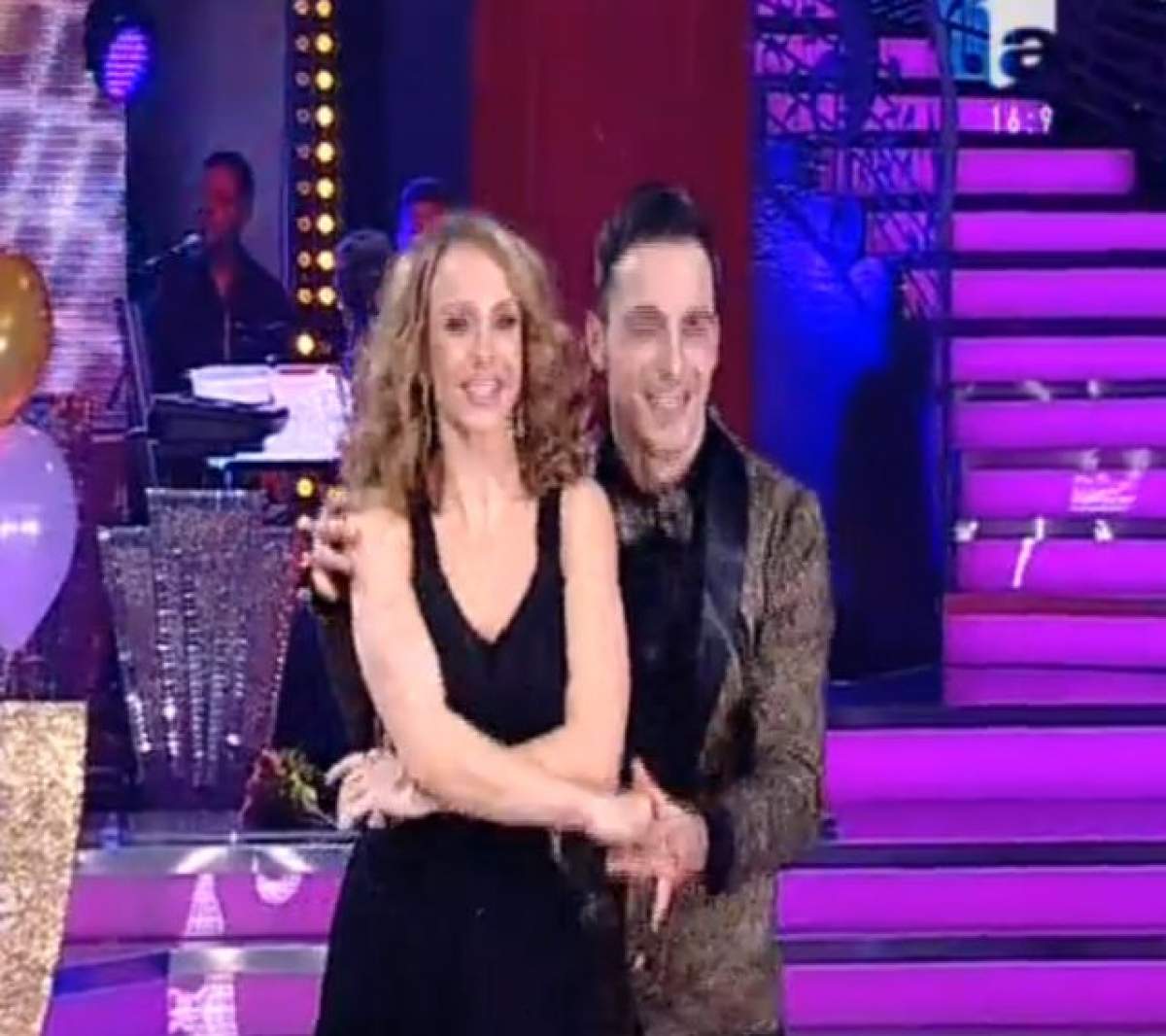 VIDEO/ Sandra şi Petrişor, un dans plin de pasiune! Salsa incredibilă la "Dansează printre stele"