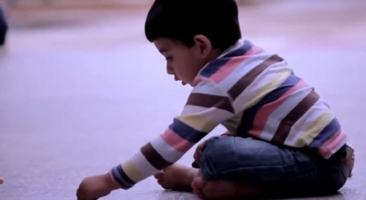 VIDEO / Mesaj cutremurător! Copilaşul de doi ani care şi-a pierdut mama face un gest impresionant