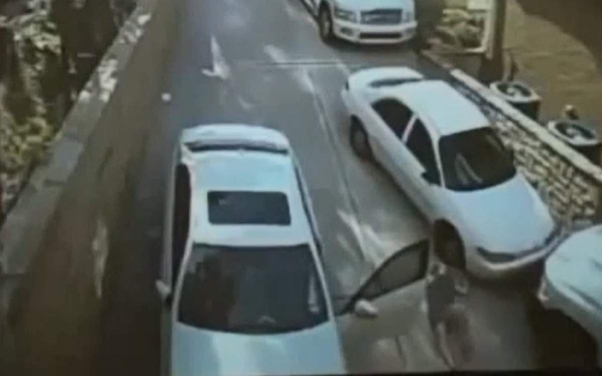 VIDEO/ Mori de râs! O blondă este lovită de propria mașină