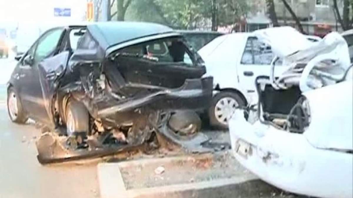 ULTIMĂ ORĂ! Accident teribil în Capitală! Nouă maşini au fost făcute praf